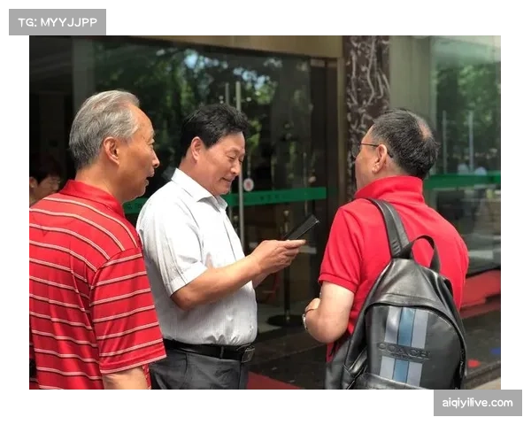 场边花絮:浙江队教练组使用平板电脑实时展示球员压迫热图,进行临场喊话