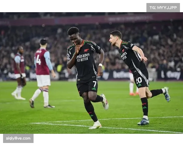 阿森纳2-1领先巴萨进入半场，萨卡、莱万分别建功